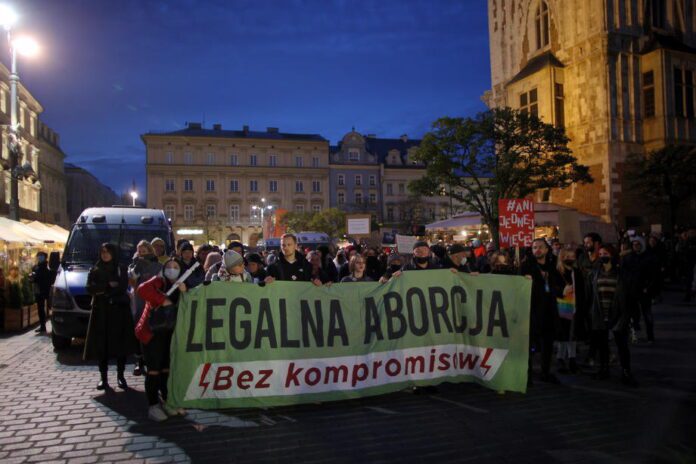 Abortų šalininkų protestas Krokuvoje, Lenkijoje / EPA nuotr.