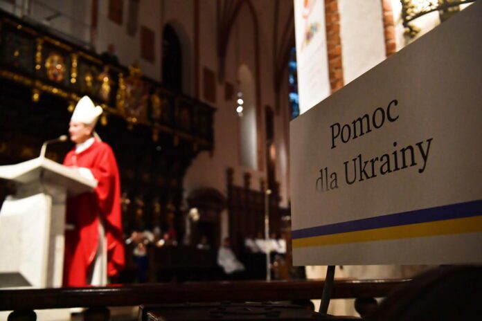 Jono Krikštytojo katedroje Varšuvoje (Lenkija) iškeltas transparantas su užrašu „Pagalba Ukrainai