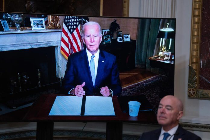 JAV prezidentas Joe Bidenas ekrane / EPA nuotr.