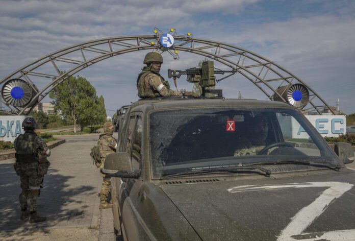 Rusijos kariai priešais Zaporižios AE Ukrainoje / EPA nuotr.
