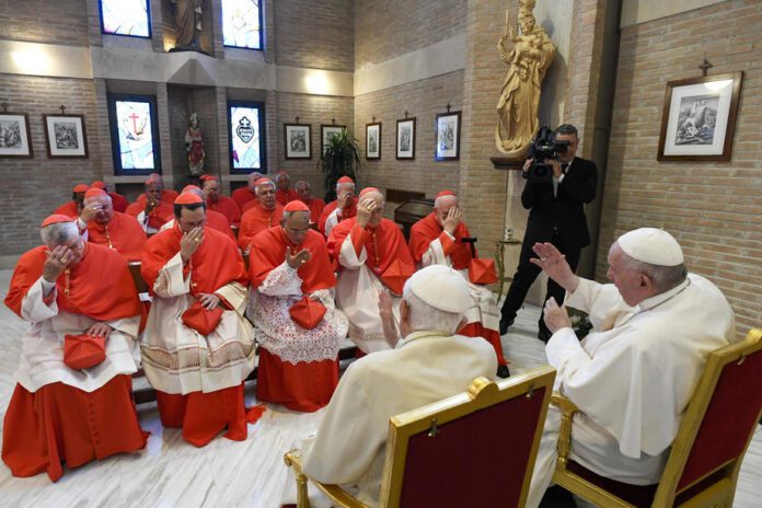 Naujųjų kardinolų susitikimas su popiežiumi emeritu Benediktu XVI / EPA nuotr.