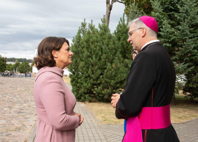 Diana Nausėdienė Švč. Mergelės Marijos Gimimo atlaidų šv. Mišiose Šiluvoje / Lietuvos Respublikos Prezidento kanceliarijos / Roberto Dačkaus nuotr.