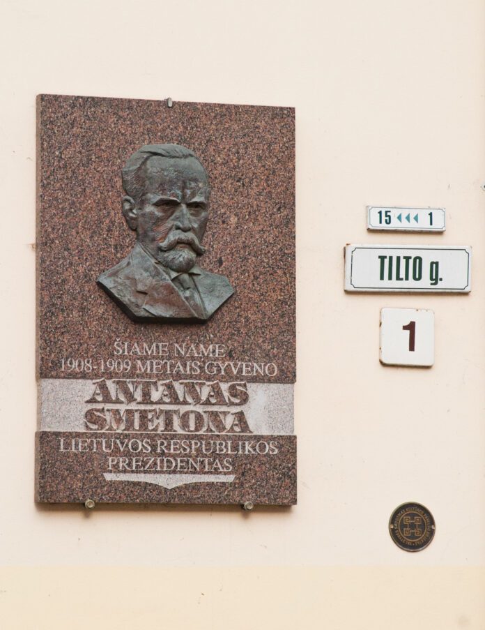 Memorialine lenta Lietuvos Respublikos Prezidentui Antanui Smetonai ant namo, kuriame gyveno Vilniuje, Tilto 1.
