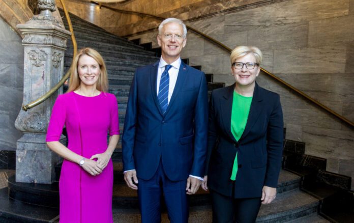 Lietuvos Ministrė Pirmininkė Ingrida Šimonytė (dešinėje) su Estijos Ministre Pirmininke Kaja Kallas (kairėje) ir Latvijos Ministru Pirmininku Krišjaniu Kariniu (centre) / LRV nuotr.
