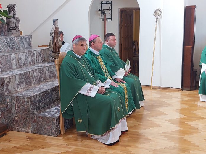 Panevėžio vyskupas Linas Vodopjanovas OFM (kairėje) ir Telšių vyskupas Algirdas Jurevičius (viduryje) / Telšių vyskupijos nuotr.