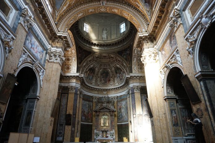 Bažnyčios Romoje skliautas / Unsplash nuotr.
