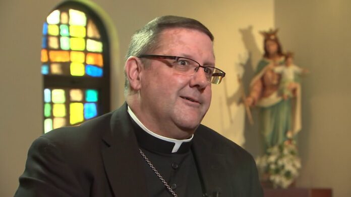 Sent Pitersbergo vyskupas Gregory'is L. Parkesas / Youtube stop kadras