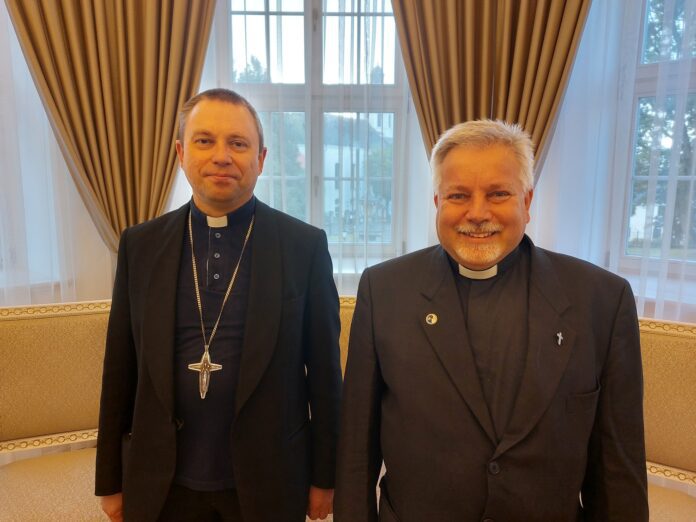 Telšių vyskupas A. Jurevičius (kairėje) ir kun. Massimo Bianco (dešinėje) / Telšių kurijos nuotr.
