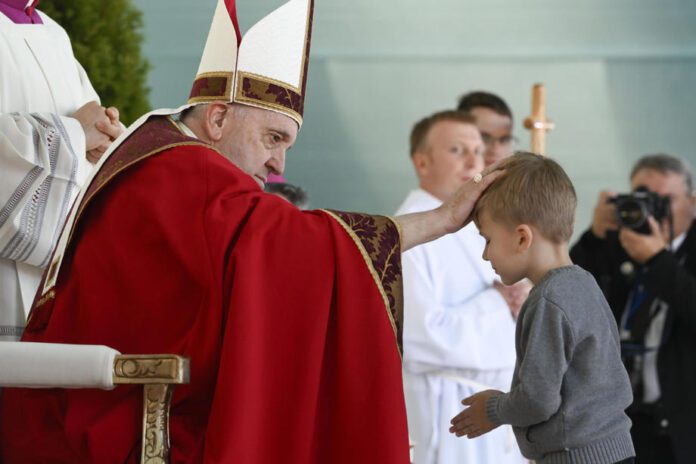 Popiežius Pranciškus laimina vaiką per mišias Kazachstane / EPA nuotr.