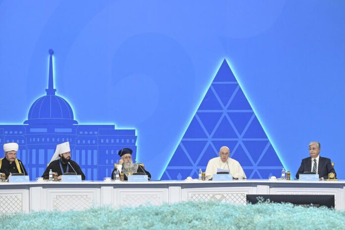 Popiežius Pranciškus kalba religiniams lyderiams Kazachstane / EPA nuotr.