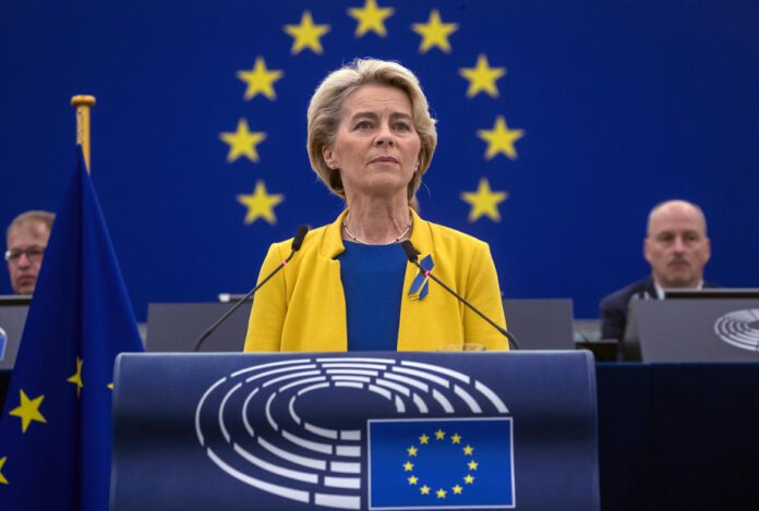 Europos Komisijos vadovė Ursula von der Leyen kalba / EPA nuotr.