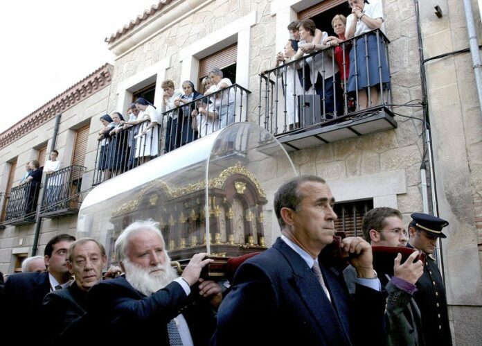Tikinčiųjų procesija su šv. Teresės iš Lizjė relikvijomis Ispanijoje