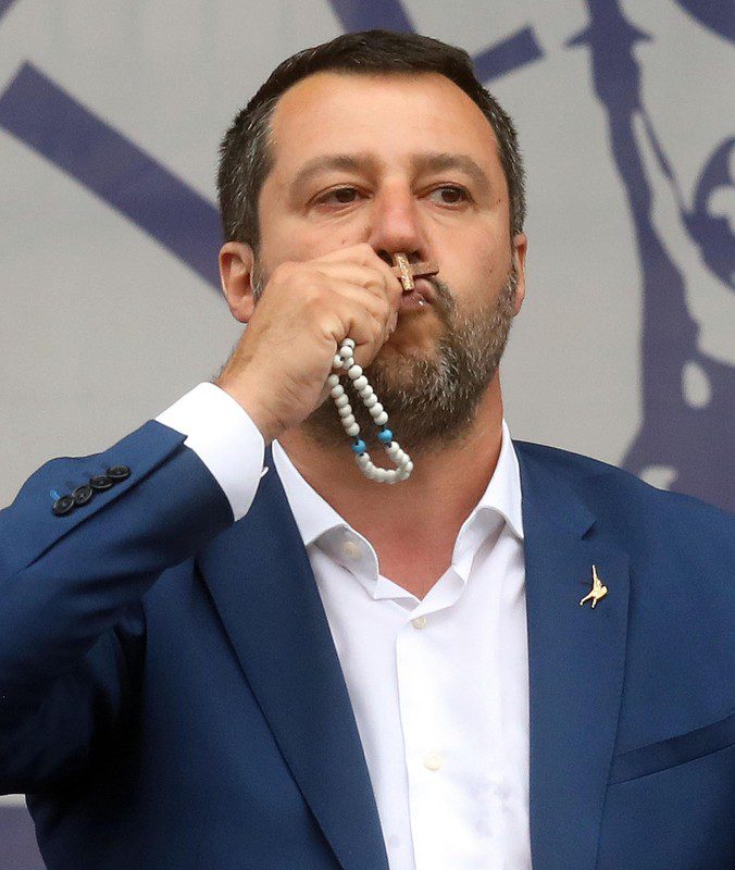 Matteo Salvini bučiuoja rožinį per rinkimų mitingą. / EPA nuotr.