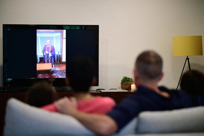 Stebimos pamaldos per televizorių Sidnėjuje, Australijoje / EPA nuotr.