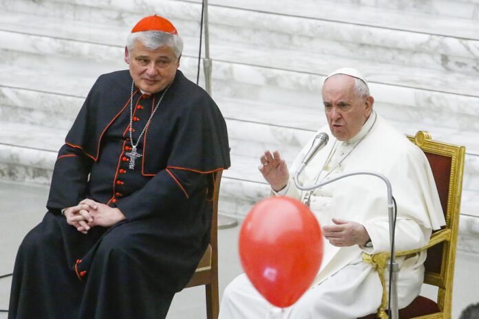 Pranciškaus atstovas Ukrainoje kardinolą Konradas Krajewskis ir popiežius Pranciškus / EPA nuotr.
