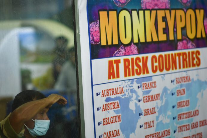 Beždžionių raupų informacinis stendas / EPA nuotr.