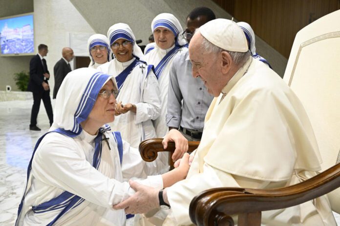 Popiežius Pranciškus sveikina Motinos Teresės seseris / EPA nuotr.