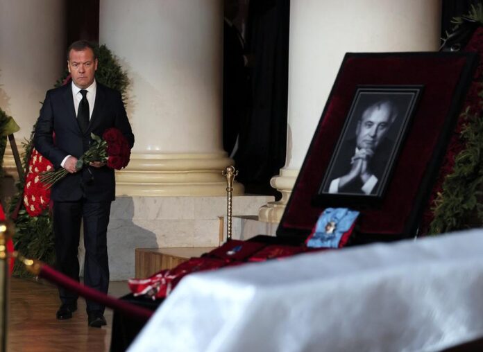 Rusijos Saugumo tarybos vadovo – prezidento Vladimiro Putino – pavaduotojas Dmitrijus Medvedevas M. Gorbačiovo laidouvėse / EPA nuotr.