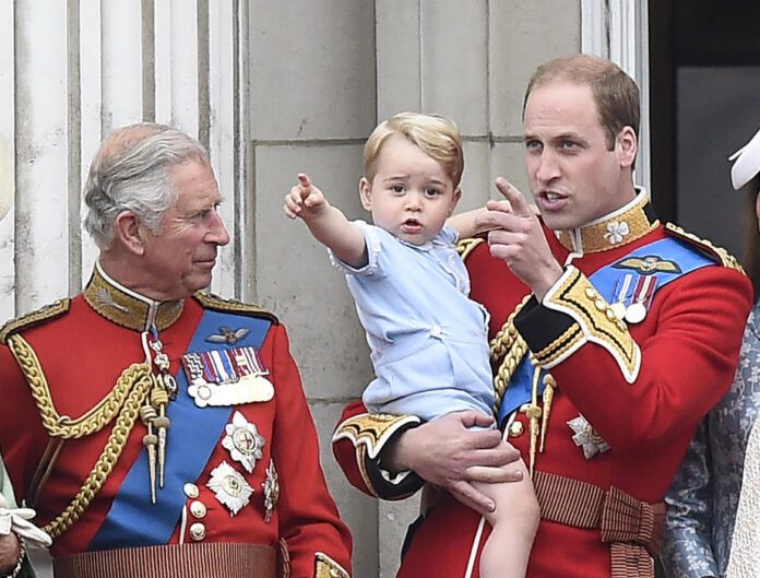 Didžiosios Britanijos karalius Charlesas III (kairėje), jo anūkas princas George'as ir įpėdinis princas Williamas / EPA nuotr.