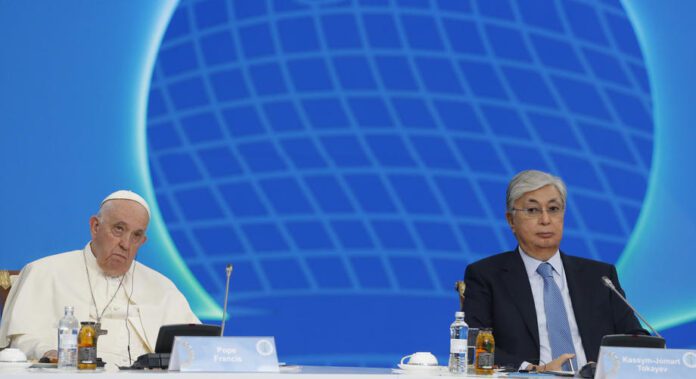Popiežius Pranciškus ir Kazachstano prezidentas Kassymas-Jomartas Tokayevas / EPA nuotr.