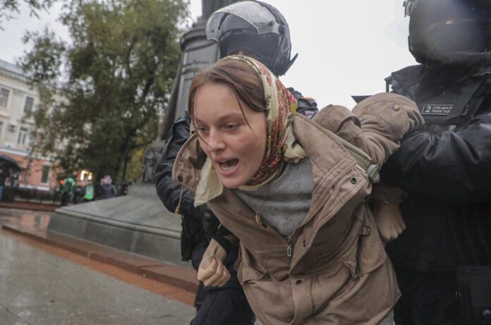 Sulaikyta protestuotoja Rusijoje / EPA nuotr.