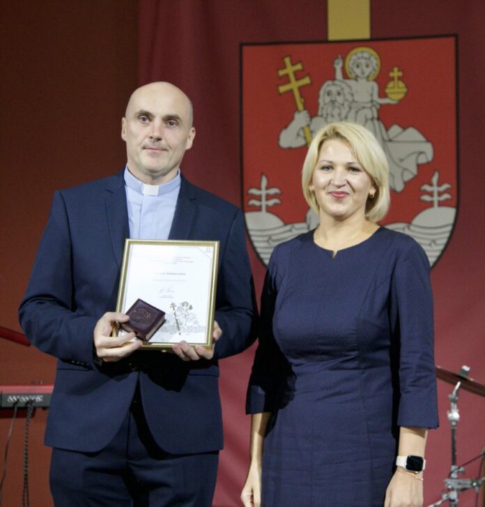 Apdovanojimą gavo ir Grigiškių Šventosios Dvasios bažnyčios klebonas Andžejus Andžejevskis (kairėje) / Grigiškių seniūnijos nuotr.