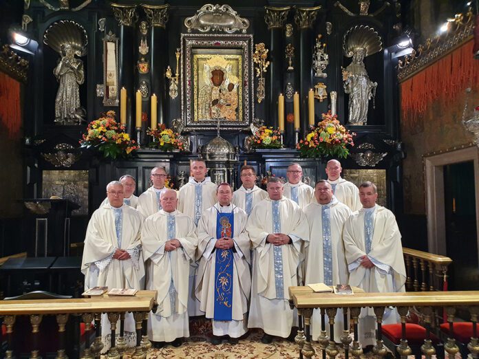 Telšių vyskupas Algirdas Jurevičius (viduryje) / Telšių vyskupijos nuotr.