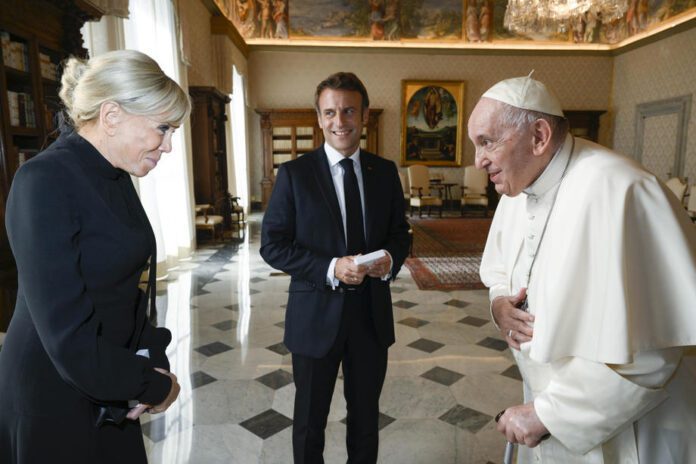 Pirmoji Prancūzijos pora susitinka su popiežiumi