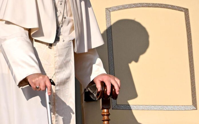 Popiežius Pranciškus ir jo šešėlis / EPA nuotr.