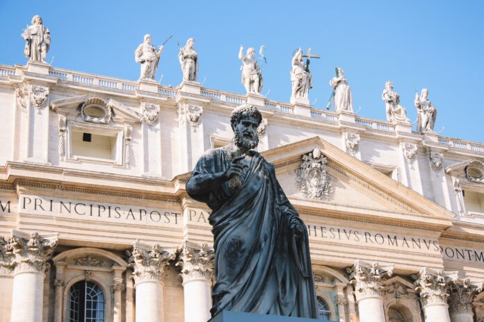 Šv. Petro statula Vatikane / Unsplash nuotr.