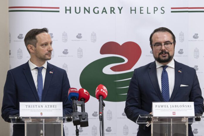 Vengrijos valstybės sekretorius, atsakingas už pagalbą persekiojamiems krikščionims Tristanas Azbejus (kairėje)