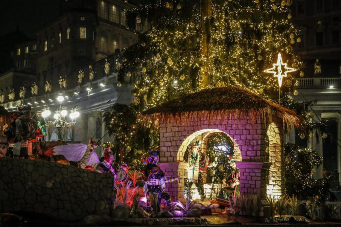 Šventojo Petro aikštėje, Vatikane, 2021 m. gruodžio 10 d., prie Trentino regiono padovanotos apšviestos Kalėdų eglutės kojų pastatyta Kristaus gimimo scena / EPA nuotr.