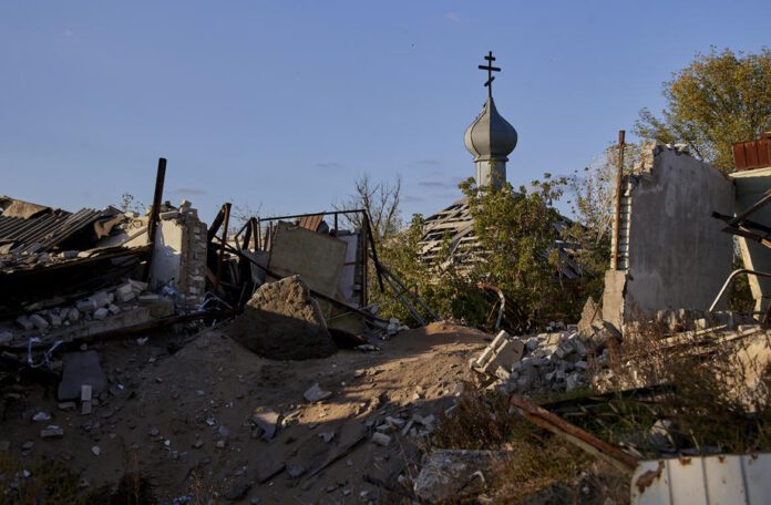 Per apšaudymą apgadinta bažnyčia Charkivo srities Jatkovkos kaime, Ukrainoje / EPA nuotr.