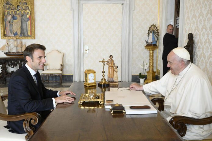 Prancūzijos prezidentas E. Macronas ir popiežius Pranciškus Vatikane