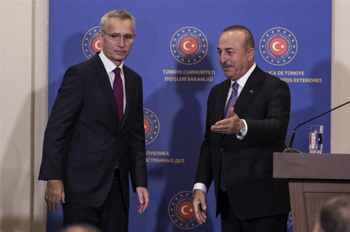 NATO vadovas Jensas Stoltenbergas ir Turkijos užsienio reikalų ministras Mevlutas Cavusoglas / EPA nuotr.