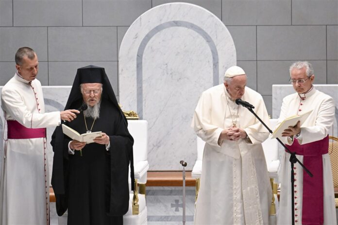 Patriarchas Baltramiejus ir popiežius Pranciškus Bahreine / EPA nuotr.