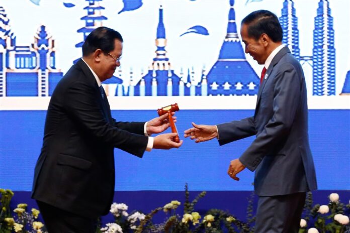Kambodžos ministras pirmininkas Hunas Senas (kairėje) ir Indonezijos prezidentas Joko Widodo (dešinėje) / EPA nuotr.