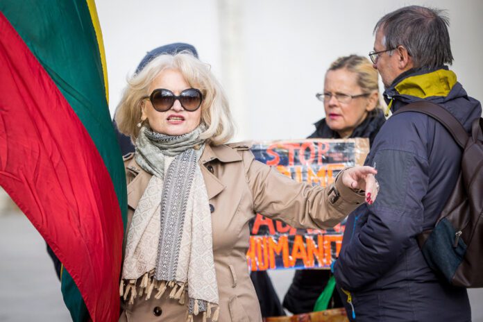 Mokytoja Astra G. Astrauskaitė proteste Vilniuje / BNS nuotr.
