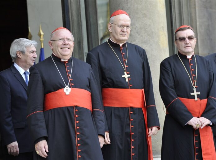 Bordo vyskupas prancūzas Jeanas Pierre'as Ricard'as (kairėje), Budapešto vyskupas vengras Peteris Erdo (centre) ir Zagrebo vyskupas serbas Josipas Bozaničius (dešinėje) / EPA nuotr.