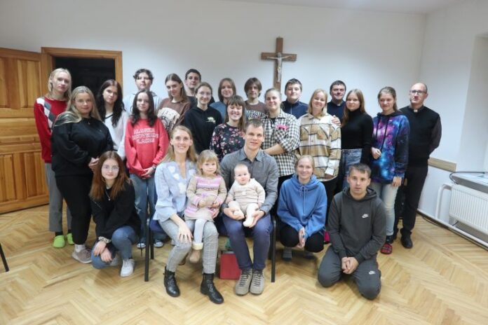 Spalio 28-30 dienomis Marijampolėje jaunieji Vilkaviškio vyskupijos jaunimo centro savanoriai / Centro nuotr.