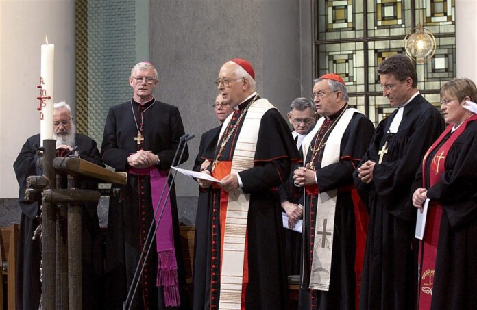 Strasbūro arkivyskupas emeritas monsinjoras Jeanas-Pierre'as Grallet (antras iš kairės) / EPA nuotr.
