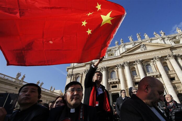 Kinijos Vėliava Vatikane / EPA nuotr.