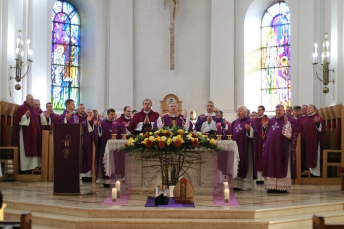 Šv. Mišių už mirusius Vilkaviškio vyskupijos dvasininkus akimirka / Vilkaviškio vyskupijos nuotr.