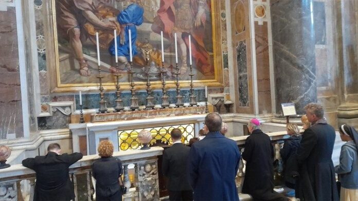 Mišių dalyviai prie šv. Juozapato Kuncevičiaus kapo Vatikano bazilikoje / Vatican News nuotr.