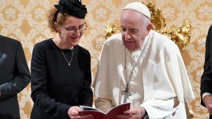 Popiežius su Lietuvos ambasadore Sigita Masauskaite-Mažyliene (kairėje) / Vatican News nuotr.