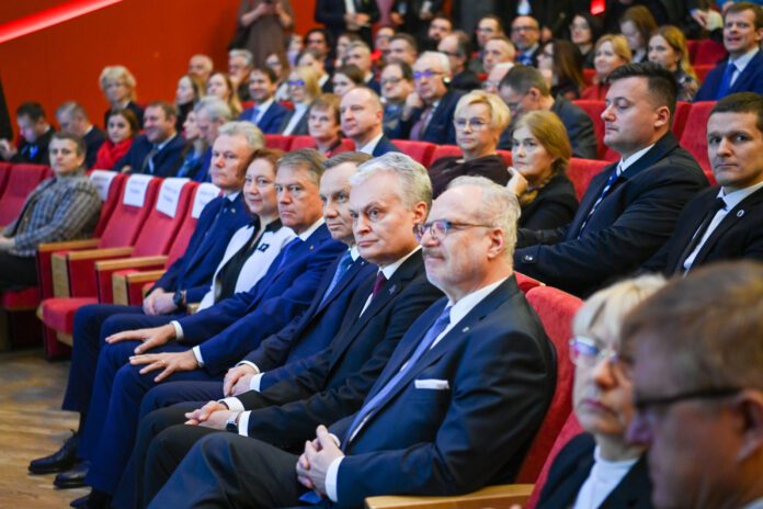 LR Prezidentas Gitanas Nausėda (trečias iš dešinės) su Lenkijos Prezidentu Andrzejumi Duda (ketvirtas iš dešinės) / LR Prezidentūros / Roberto Dačkaus nuotr.