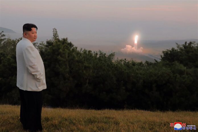 Š. Korėjos lyderis Kim Čen Unas stebi raketų bandymus
