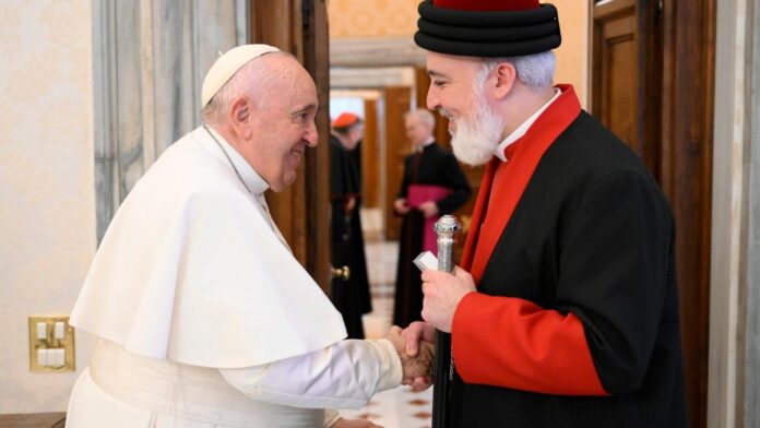 Popiežius Pranciškus susitinka su Asirijos patriarchu Ava III / Vatican Media nuotr.