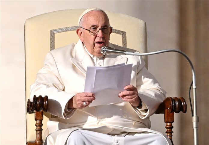 Popiežius Pranciškus skaito katechezę / EPA nuotr.