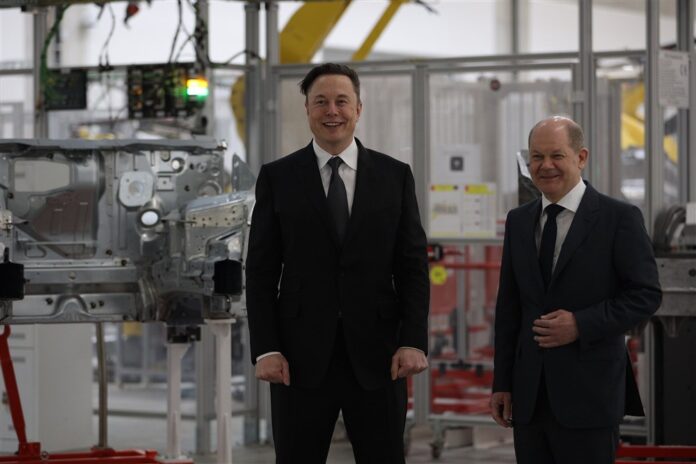Multimilijonierius Elonas Muskas (kairėje) ir Vokietijos kancleris Olafas Scholzas (dešinėje) / EPA nuotr.